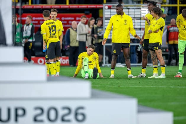 22.08.2026, Fußball, Borussia Dortmund - FC Bayern München, Signal Iduna Park, Saison 2026 2027: Enttäuschte Gesichter nach der 1:2 Niederlage des BVB. Giannis Konstantelias (BVB 45) Konstantinos Karetsas (BVB 19) Torwart Gregor Kobel (BVB 01) Serhou Guirassy (BVB 09) Fabio Silva (BVB 21) Joane Gadou (BVB 22) enttäuscht Enttäuschung bei der Siegerehrung im Hintergrund DFB regulations prohibit any use of photographs as image sequences and or quasi-video. Nordrhein-Westfalen Deutschland *** August 22, 2026, Soccer, Borussia Dortmund vs. FC Bayern Munich, Signal Iduna Park, 2026–2027 Season: Disappointed faces after BVB’s 1–2 loss Giannis Konstantelias (BVB 45) Konstantinos Karetsas (BVB 19) Goaltender Gregor Kobel (BVB 01) Serhou Guirassy (BVB 09) Fabio Silva (BVB) 21 Joane Gadou BVB 22 disappointed Disappointment in the background during the award ceremony DFB regulations prohibit any use of photographs as image sequences and or quasi-video North Rhine-Westphalia, Germany
