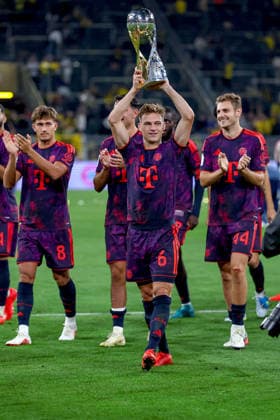22.08.2026, Fußball, Borussia Dortmund - FC Bayern München, Signal Iduna Park, Saison 2026 2027: Joshua Kimmich (FC Bayern München 06) hebt den Pokal empor DFB regulations prohibit any use of photographs as image sequences and or quasi-video. Nordrhein-Westfalen Deutschland *** August 22, 2026, Soccer, Borussia Dortmund vs. FC Bayern Munich, Signal Iduna Park, 2026–2027 Season: Joshua Kimmich of FC Bayern Munich 06 lifts the trophy. DFB regulations prohibit any use of photographs as image sequences and or quasi-video. North Rhine-Westphalia, Germany