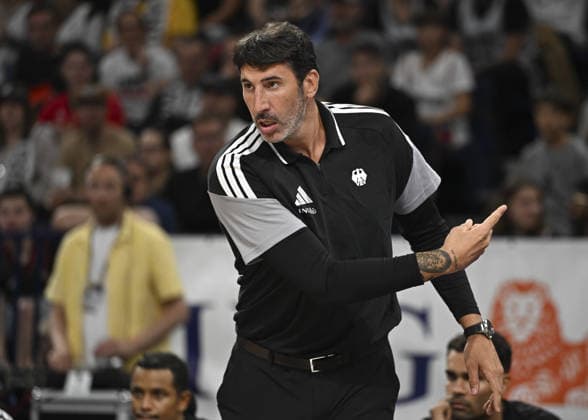Germany v Croatia - Turkish Airlines Supercup 2026 HAMBURG, GERMANY - AUGUST 22: Germany s head coach Alex Mumbru gives tactics during the Turkish Airlines Basketball Supercup 2026 match between Germany and Croatia at Barclays Arena in Hamburg, Germany, on August 22, 2026. Halil Sagirkaya Anadolu Hamburg Germany. Editorial use only. Please get in touch for any other usage.  Copyright: x2026xAnadoluxHalilxSagirkayax