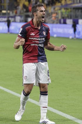 IPA87708423 - Harry Winks of Cagliari Calcio celebrates the victory at the end of the Parma Calcio vs. Cagliari Calcio match, a 2026-27 Enilive Serie A game, at the Ennio Tardini Stadium in Parma (PR), Italy, on August 22, 2026.  Copyright: xDavidexCasentini IPAxSportx xx 87708423