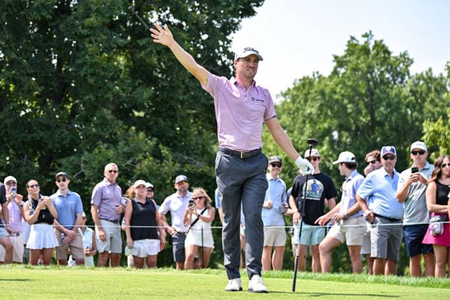ST. LOUIS, MO - AUGUST 22: Justin Thomas of the United States points to the right and as his ball is carrying into the crowd area on the second hole during the third round of the PGA, Golf Herren BMW Championship ship on Saturday August 22nd, 2026 at Bellerive Country Club in Town and Country, MO (Photo by Rick Ulreich Icon Sportswire) GOLF: AUG 22 PGA BMW Championship EDITORIAL USE ONLY Icon2608226702327