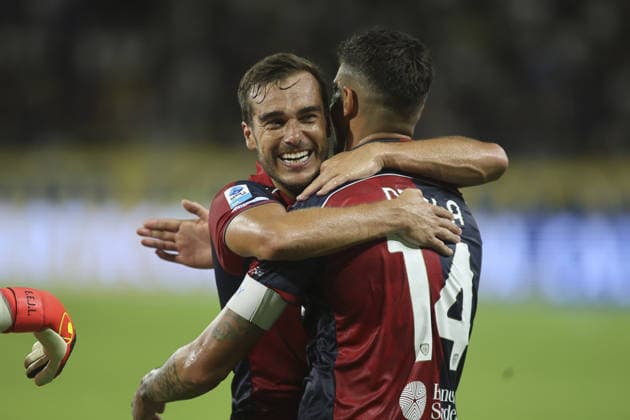 IPA87708431 - Cagliari players celebrate their victory at the end of the Parma Calcio vs. Cagliari Calcio match, the first game of the 2026-27 Enilive Serie A season, at the Ennio Tardini Stadium in Parma (PR), Italy, on August 22, 2026.  Copyright: xDavidexCasentini IPAxSportx xx 87708431