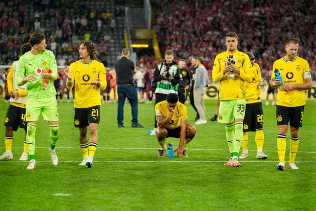 Torhueter Gregor Kobel (Borussia Dortmund), Fabio Silva (Borussia Dortmund), Jobe Bellingham (Borussia Dortmund), Torhueter Alexander Meyer (Borussia Dortmund) und Waldemar Anton (Borussia Dortmund) look disappointed, dejected, frustrated after the defeat during the Franz Beckenbauer Supercup match between Borussia Dortmund and FC Bayern Muenchen at Signal Iduna Park on August 22, 2026 in Dortmund, Germany. (Photo by Alex Gottschalk DeFodi Images) - *** Goalkeeper Gregor Kobel of Borussia Dortmund, Fabio Silva of Borussia Dortmund, Jobe Bellingham of Borussia Dortmund, goalkeeper Alexander Meyer of Borussia Dortmund, and Waldemar Anton of Borussia Dortmund look disappointed, dejected, and frustrated after the loss in the Franz Beckenbauer Super Cup match between Borussia Dortmund and FC Bayern Munich at Signal Iduna Park on August 22, 2026 in Dortmund, Germany. Photo by Alex Gottschalk, DeFodi Images