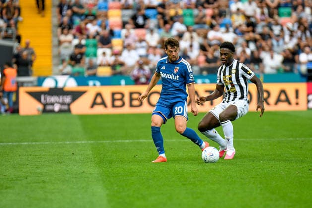 SOCCER - Serie A - Udinese Calcio vs. Como 1907 Photo by IPA ABACAPRESS.COM87701811 - Como s Martin Baturina in action against Udinese s James Abankwah during the Serie A soccer match between Udinese Calcio and Como 1907 in Udine, Italy, on August 22, 2026 Udine Italy  Copyright: xIPAxSport ABACAx