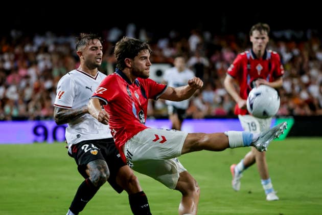 Valencia CF v RC Celta de Vigo - LaLiga EA Sports 2026 27 Maffeo of Valencia CF and Carreira of Celta de Vigo during a LaLiga match at Mestalla Stadium in Valencia, on August 22, 2026. Valencia Spain  Copyright: xJosexMiguelxFernandezx originalFilename:fernandezdevelascosanz-valencia260822_npM9L.jpg