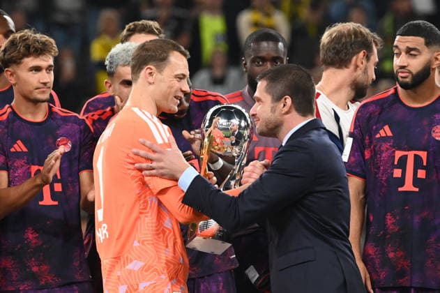 Siegerehrung fuer FC Bayern Muenchen Dr. Marc LENZ, DFL-Vorstand, ueberrreicht den Pokal an Torwart Manuel NEUER (M) Fussball DFL Franz Beckenbauer Supercup 2026 Borussia Dortmund - FC Bayern Muenchen 1-2 am 22.08.2026 in Dortmund Deutschland. DFL regulations prohibit any use of photographs as image sequences and or quasi-video Â *** Award Ceremony for FC Bayern Munich: Dr. Marc LENZ, DFL Board Member, presents the trophy to goalkeeper Manuel NEUER. M Soccer DFL Franz Beckenbauer Super Cup 2026 Borussia Dortmund vs. FC Bayern Munich 1–2 on August 22, 2026, in Dortmund, Germany. DFL regulations prohibit any use of photographs as image sequences and or quasi-video.