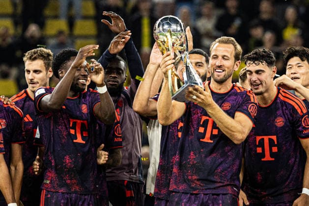 Franz-Beckenbauer-Supercup 2026: Borussia Dortmund - FC Bayern München; 22.08.2026 Harry Kane (FC Bayern München, 9) mit dem Pokal. Siegerehrung, FC Bayern München gewinnt Franz-Beckenbauer-Supercup 2026. Die Spiller bejubeln Sieg. Franz-Beckenbauer-Supercup 2026: Borussia Dortmund - FC Bayern München; Signal Iduna Park, Dortmund; 22.08.2026 *** 2026 Franz Beckenbauer Super Cup: Borussia Dortmund vs. FC Bayern Munich, August 22, 2026; Harry Kane of FC Bayern Munich, No. 9, with the trophy at the award ceremony, FC Bayern Munich wins the 2026 Franz Beckenbauer Super Cup; the players celebrate their victory in the 2026 Franz Beckenbauer Super Cup: Borussia Dortmund vs. FC Bayern Munich at Signal Iduna Park, Dortmund, August 22, 2026 Copyright: xBEAUTIFULxSPORTS Buriakovx