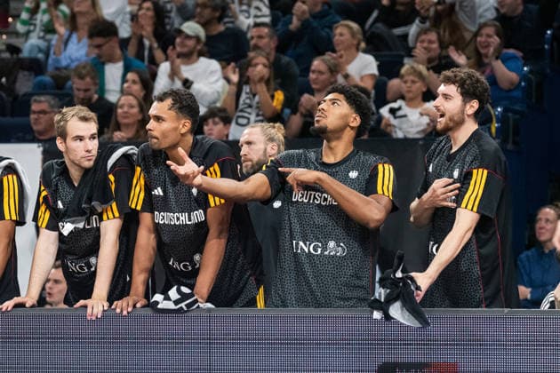 Basketball, Turkish Airlines Supercup 2026, Türkei - Kroatien, Barclays Arena (Hamburg), 22.08.2026, Finale Die Ersatzspieler fiebern mit hinter der Bande. *** Basketball, 2026 Turkish Airlines Super Cup, Turkey vs. Croatia, Barclays Arena, Hamburg, August 22, 2026, Final. The bench players are cheering them on from behind the boards.