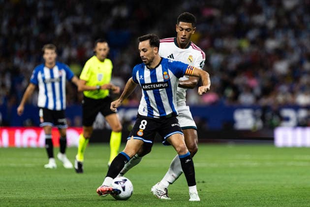 August 22, 2026, Barcelona, Catalonia, Spain: BARCELONA, SPAIN - AUGUST 22: Edu Exposito of RCD Espanyol challenges Jude Bellingham of Real Madrid for the ball during the LaLiga EA Sports match between RCD Espanyol and Real Madrid at RCDE Stadium on Barcelona, Spain. Barcelona Spain - ZUMAs316 20260822_znp_s316_031 Copyright: xMartixSeguraxRamonedax