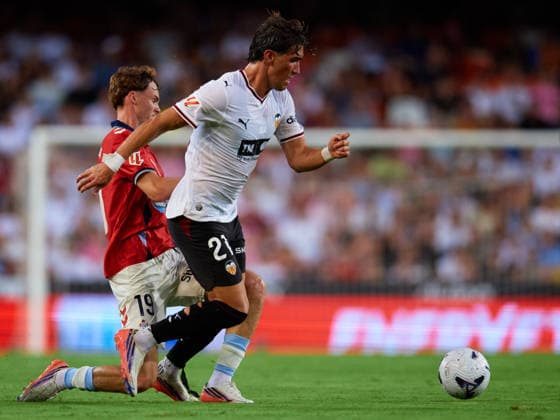 Valencia CF v RC Celta de Vigo - LaLiga EA Sports 2026 27 Jesus Vazquez (R) of Valencia CF competes for the ball with Williot Theo Swedberg of RC Celta during the LaLiga EA Sports match between Valencia CF and RC Celta de Vigo at Mestalla stadium in Valencia, Spain, on August 22, 2026. Valencia Spain  Copyright: xDavidxAliagax originalFilename:aliaga-valencia260822_np6nl.jpg