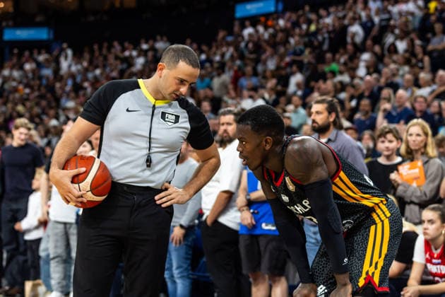 22.08.2026, GER, Turkish Airlines Supercup 2026, Hamburg, Finale, Deutschland-Kroatien Dennis Schroeder ( 17 Deutschland) spricht mit dem Schiedsrichter Hamburg Barclays Arena Hamburg Deutschland *** August 22, 2026, GER, 2026 Turkish Airlines Supercup, Hamburg, Final, Germany vs. Croatia, Dennis Schröder 17, Germany speaks with the referee, Hamburg Barclays Arena, Hamburg, Germany