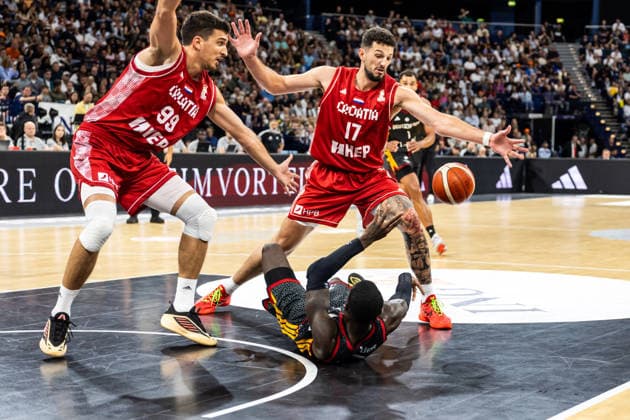22.08.2026, GER, Turkish Airlines Supercup 2026, Hamburg, Finale, Deutschland-Kroatien Toni Nakic (Kroatien, 99), Karlo Matkovic (Kroatien, 17) im Zweikampf gegen Dennis Schroeder ( 17 Deutschland) Hamburg Barclays Arena Hamburg Deutschland *** August 22, 2026, GER, Turkish Airlines Super Cup 2026, Hamburg, Final, Germany vs. Croatia: Toni Nakic (Croatia, 99) and Karlo Matkovic (Croatia, 17) in a one-on-one matchup against Dennis Schroeder (17, Germany) at the Barclays Arena in Hamburg, Germany