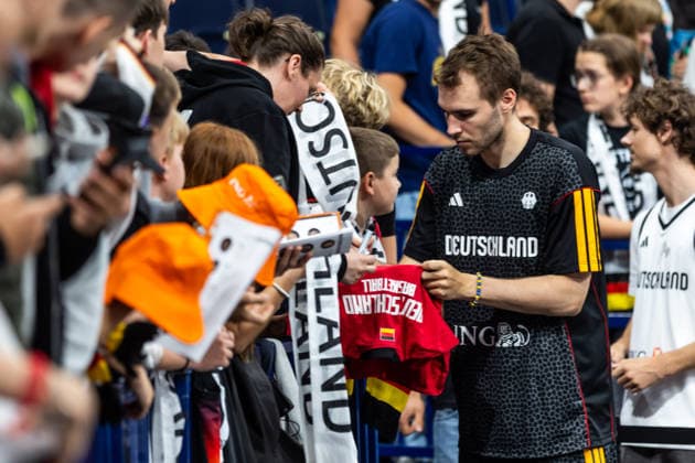 22.08.2026, GER, Turkish Airlines Supercup 2026, Hamburg, Finale, Deutschland-Kroatien Malte Delow (Deutschland, 20) schreibt Autogramme für die Fans Hamburg Barclays Arena Hamburg Deutschland *** August 22, 2026, GER, 2026 Turkish Airlines Super Cup, Hamburg, Final, Germany vs. Croatia; Malte Delow (Germany, age 20) signs autographs for fans at the Barclays Arena in Hamburg, Germany