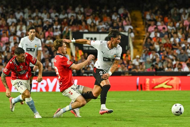 Valencia CF v RC Celta de Vigo - LaLiga EA Sports 2026 27 Jesus Vazquez (No. 21) of Valencia runs with the ball during the LaLiga regular season Round 2 match against Celta Vigo at Mestalla on August 22, 2026 in Valencia, Valencia, Spain. Soccer, Football, LaLiga, Valencia, Celta Vigo, Mestalla, Spain, 2026-2027, regular season, Round 2, Jesus Vazquez valencia Valencia Spain  Copyright: xShengxChengx originalFilename:cheng-laliga2v260822_npxeB.jpg