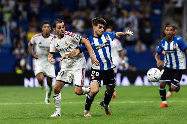 August 22, 2026, Barcelona, Catalonia, Spain: BARCELONA, SPAIN - AUGUST 22: Bernardo Silva of RCD Espanyol challenges Javi Hernandez of Real Madrid for the ball during the LaLiga EA Sports match between RCD Espanyol and Real Madrid at RCDE Stadium on Barcelona, Spain. Barcelona Spain - ZUMAs316 20260822_znp_s316_041 Copyright: xMartixSeguraxRamonedax