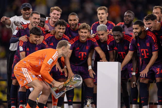 22.08.2026, Fussball, Franz Beckenbauer Supercup 2026, Borussia Dortmund - FC Bayern München. Torwart Manuel Neuer (FC Bayern München) reißt den Pokal in die Luft und feiert mit seinem Team den Gewinn des Supercups. Dortmund Signal Iduna Park NRW Deutschland xRHR-FOTO DEx *** August 22, 2026, Soccer, 2026 Franz Beckenbauer Super Cup, Borussia Dortmund vs. FC Bayern Munich. Goalkeeper Manuel Neuer of FC Bayern Munich hoists the trophy and celebrates with his team after winning the Super Cup. Dortmund, Signal Iduna Park, North Rhine-Westphalia, Germany. xRHR PHOTO DEx Copyright: DennisxEwert RHR-FOTOx RHR-FOTO DE
