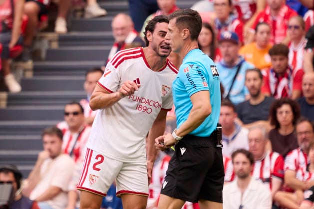 Athletic Club de Bilbao v Sevilla FC - LaLiga EA Sports 2026 27 BILBAO, SPAIN - AUGUST 22: Juan Iglesias of Sevilla argue with referee during the LaLiga EA Sports 2026 27 match between Athletic Club de Bilbao and Sevilla FC at Estadio de San Mames on August 22, 2026 in Bilbao, Spain. (Photo by Marcos Calvo Photo Players Images Magara Press) Bilbao Estadio San Mames Spain Copyright: xMarcosxCalvox