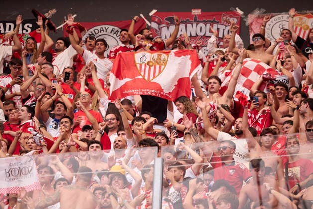 Athletic Club de Bilbao v Sevilla FC - LaLiga EA Sports 2026 27 BILBAO, SPAIN - AUGUST 22: Sevilla fans celebrates after his team s second goal during the LaLiga EA Sports 2026 27 match between Athletic Club de Bilbao and Sevilla FC at Estadio de San Mames on August 22, 2026 in Bilbao, Spain. (Photo by Marcos Calvo Photo Players Images Magara Press) Bilbao Estadio San Mames Spain Copyright: xMarcosxCalvox