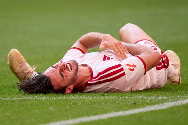 Athletic Club de Bilbao v Sevilla FC - LaLiga EA Sports 2026 27 BILBAO, SPAIN - AUGUST 22: Juan Iglesias of Sevilla reacts to an injury during the LaLiga EA Sports 2026 27 match between Athletic Club de Bilbao and Sevilla FC at Estadio de San Mames on August 22, 2026 in Bilbao, Spain. (Photo by Marcos Calvo Photo Players Images Magara Press) Bilbao Estadio San Mames Spain Copyright: xMarcosxCalvox