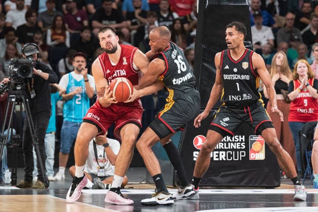 Basketball, Turkish Airlines Supercup 2026, Türkei - Kroatien, Barclays Arena (Hamburg), 22.08.2026, Finale Ivica Zubac ( 40, KROATIEN, Center, Indiana Pacers), Louis Olinde ( 16, DEUTSCHLAND, Forward, BAXI Manresa) *** Basketball, Turkish Airlines Super Cup 2026, Turkey vs. Croatia, Barclays Arena Hamburg, August 22, 2026, Final: Ivica Zubac 40, CROATIA, Center, Indiana Pacers; Louis Olinde 16, GERMANY, Forward, BAXI Manresa