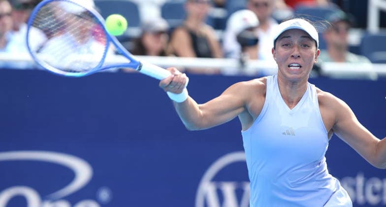 Cincinatti Open tennis tournament Jessica Pegula of the US in action against Iga Swiatek of Poland during their semifinal match at the Cincinnati Open tennis tournament in Cincinnati, Ohio, USA, 22 August 2026. CINCINNATI OHIO UNITED STATES  Copyright: