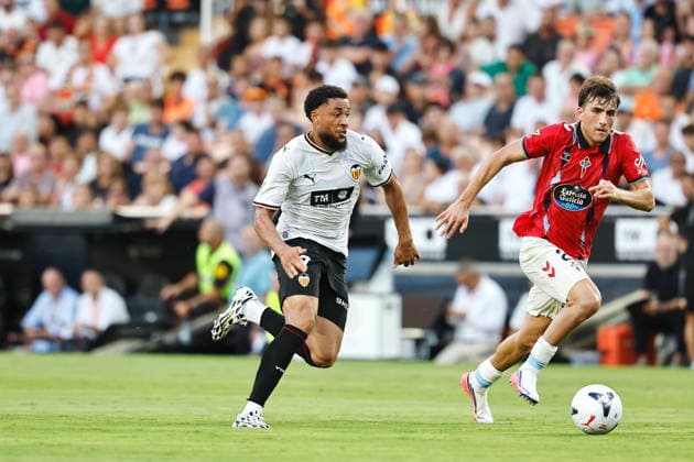 (L-R) Arnaut Danjuma (Valencia), Javi Rodriguez (Celta), AUGUST 22, 2026 - Football Soccer : Spanish LaLiga EA Sports match between Valencia CF - RC Celta de Vigo at the Estadio Campo de Mestalla in Valencia, Spain. Noxthirdxpartyxsales  aflo_342273362 MutsuxKawamorix