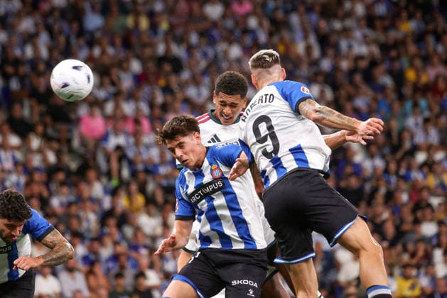 Spain - LaLiga - RCD Espanyol de Barcelone vs Real Madrid - 22 08 2026 SPAIN, BARCELONA, AUGUST 22. Jude Bellingham of Real Madrid scores his team s opening goal under pressure from XXXX of Espanyol (L) and Roberto Fernandez of Espanyol during the LaLiga EA Sports football match between RCD Espanyol de Barcelone and Real Madrid at RCDE Stadium on August 22, 2026 in Barcelona, Spain. Photo by Manuel Blondeau AOP.PressSPAIN, BARCELONA, AUGUST 22. Barcelona RCDE Stadium Catalonia Spain Copyright: x ManuelxBlondeau AOP.Pressx AOP20260822-012