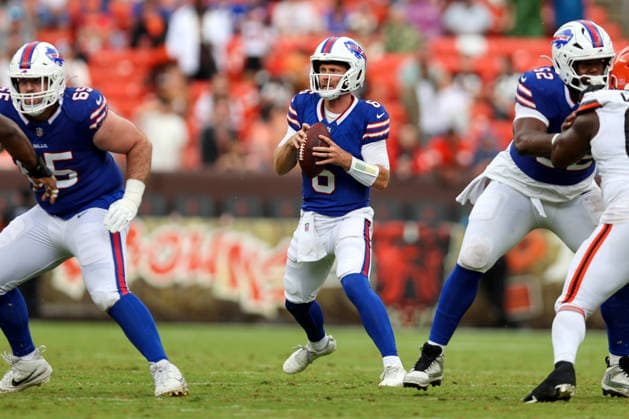 CLEVELAND, OH - AUGUST 22: Buffalo Bills quarterback Shane Buechele (6) looks to pass during the third quarter of the National Football League preseason game between the Buffalo Bills and Cleveland Browns on August 22, 2026, at Huntington Bank Field in Cleveland, OH. (Photo by Frank Jansky Icon Sportswire) NFL, American Football Herren, USA AUG 22 Bills at Browns EDITORIAL USE ONLY Icon260822016