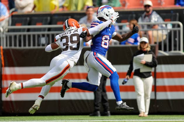 CLEVELAND, OH - AUGUST 22: Cleveland Browns cornerback Michael Coats Jr. (39) defends Buffalo Bills wide receiver Ja mori MacLin (84) during the third quarter of the National Football League preseason game between the Buffalo Bills and Cleveland Browns on August 22, 2026, at Huntington Bank Field in Cleveland, OH. (Photo by Frank Jansky Icon Sportswire) NFL, American Football Herren, USA AUG 22 Bills at Browns EDITORIAL USE ONLY Icon260822018