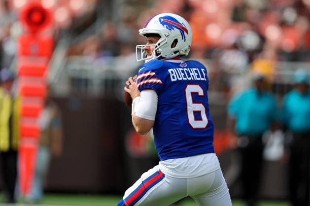 CLEVELAND, OH - AUGUST 22: Buffalo Bills quarterback Shane Buechele (6) looks to pass during the third quarter of the National Football League preseason game between the Buffalo Bills and Cleveland Browns on August 22, 2026, at Huntington Bank Field in Cleveland, OH. (Photo by Frank Jansky Icon Sportswire) NFL, American Football Herren, USA AUG 22 Bills at Browns EDITORIAL USE ONLY Icon260822021