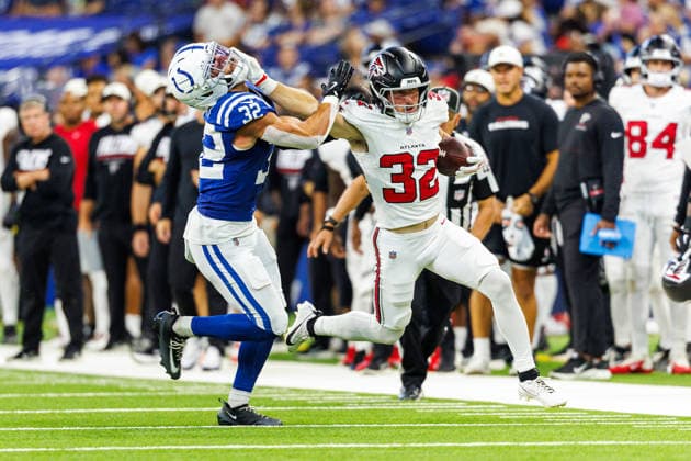 Aug 22, 2026; Indianapolis, Indiana, USA; Atlanta Falcons running back Cash Jones (32) stiff arms Indianapolis Colts safety Daniel Scott (32) during NFL, American Football Herren, USA game action at Lucas Oil Stadium. Mandatory Credit: -Cal Media Indianapolis USA - ZUMAc04_ 20260822_zma_c04_023 Copyright: xJohnxMersitsx