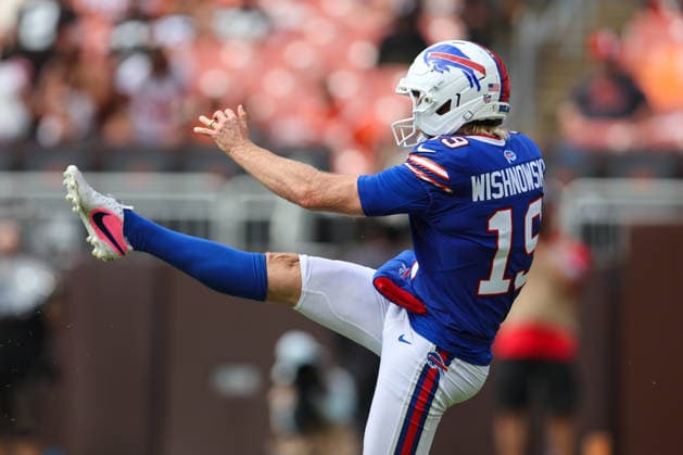 CLEVELAND, OH - AUGUST 22: Buffalo Bills punter Mitch Wishnowsky (19) punts during the third quarter of the National Football League preseason game between the Buffalo Bills and Cleveland Browns on August 22, 2026, at Huntington Bank Field in Cleveland, OH. (Photo by Frank Jansky Icon Sportswire) NFL, American Football Herren, USA AUG 22 Bills at Browns EDITORIAL USE ONLY Icon260822022