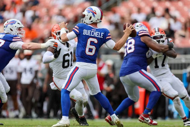 CLEVELAND, OH - AUGUST 22: Buffalo Bills quarterback Shane Buechele (6) throws a 71-yard touchdown pass during the third quarter of the National Football League preseason game between the Buffalo Bills and Cleveland Browns on August 22, 2026, at Huntington Bank Field in Cleveland, OH. (Photo by Frank Jansky Icon Sportswire) NFL, American Football Herren, USA AUG 22 Bills at Browns EDITORIAL USE ONLY Icon260822028