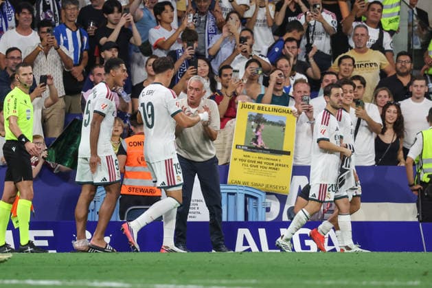 Spain - LaLiga - RCD Espanyol de Barcelone vs Real Madrid - 22 08 2026 SPAIN, BARCELONA, AUGUST 22. Carlos Espi of Real Madrid celebrates with Jose Mourinho head Coach of Real Madrid Sports football match between RCD Espanyol de Barcelone and Real Madrid at RCDE Stadium on August 22, 2026 in Barcelona, Spain. Photo by Manuel Blondeau AOP.PressSPAIN, BARCELONA, Barcelona RCDE Stadium Catalonia Spain Copyright: x ManuelxBlondeau AOP.Pressx AOP20260822-017