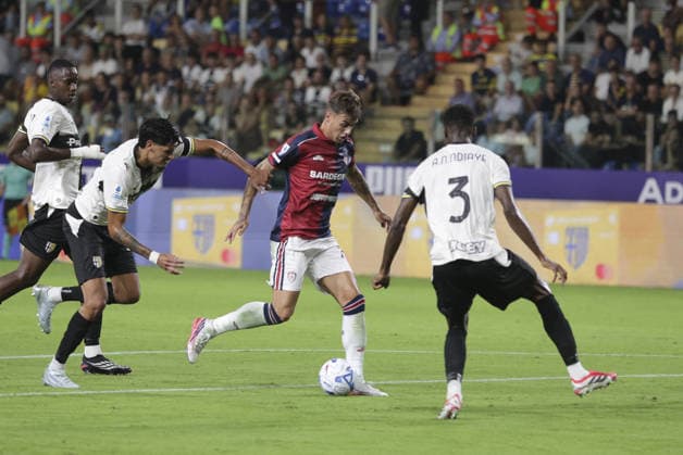 SOCCER - Serie A - Parma Calcio vs. Cagliari Calcio Photo by IPA ABACAPRESS.COM87707257 - Daniel Maldini of Cagliari Calcio battles for the ball during the Parma Calcio vs. Cagliari Calcio match in the 1st round of the 2026-27 Enilive Serie A at the Ennio Tardini Stadium in Parma (PR), Italy, on August 22, 2026. Parma Italy  Copyright: xIPAxSport ABACAx