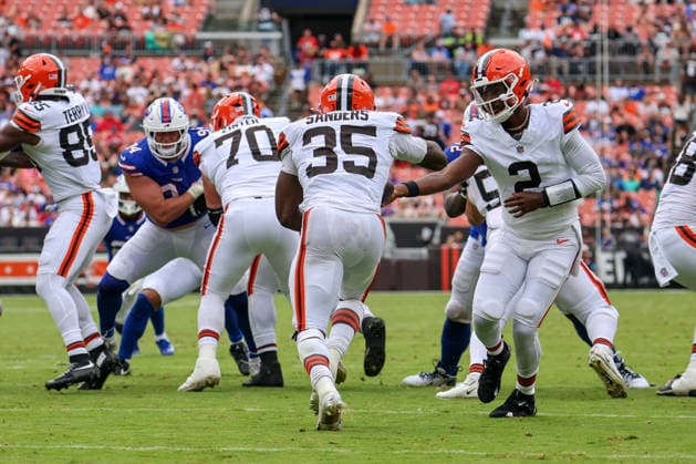 CLEVELAND, OH - AUGUST 22: Cleveland Browns running back Raheim Sanders (35) takes a handoff from Cleveland Browns quarterback Shedeur Sanders (2) during the second quarter of the National Football League preseason game between the Buffalo Bills and Cleveland Browns on August 22, 2026, at Huntington Bank Field in Cleveland, OH. (Photo by Frank Jansky Icon Sportswire) NFL, American Football Herren, USA AUG 22 Bills at Browns EDITORIAL USE ONLY Icon260822054