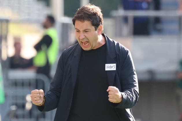 22.08.2026, xrekx, Fussball DFB Pokal 1.Runde, 1.FC Saarbruecken - Hertha BSC Berlin v.l. Argirios Giannikis Trainer (1.FC Saarbruecken) jubelt gibt Anweisungen, gestikuliert, mit den Armen gestikulieren gives instructions, gesticulate (DFL DFB REGULATIONS PROHIBIT ANY USE OF PHOTOGRAPHS as IMAGE SEQUENCES and or QUASI-VIDEO) Saarbruecken *** August 22, 2026, xrekx, Soccer DFB Cup First Round, 1 FC Saarbrücken vs. Hertha BSC Berlin: Argirios Giannikis, coach of 1 FC Saarbrücken, celebrates, gives instructions, and gestures with his arms, gesticulate DFL DFB REGULATIONS PROHIBIT ANY USE OF PHOTOGRAPHS as IMAGE SEQUENCES and or QUASI-VIDEO Saarbruecken