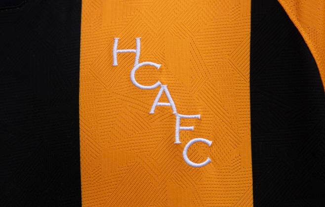 Hull City v Manchester United, ManU - Premier League 2026 27 HULL, ENGLAND - AUGUST 22: The Hull City badge on a first team shirt during the Premier League 2026 27 match between Hull City and Manchester United at MKM Stadium on August 22, 2026 in Hull, England. Hull MKM Stadium England United Kingdom Copyright: xVisionhausx 776515657