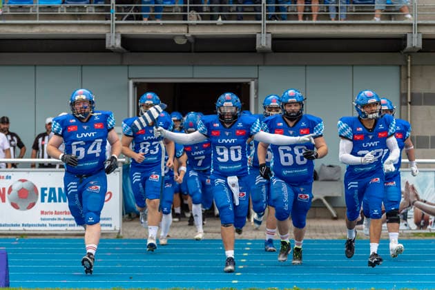 Walkon Allgaeu Comets mit Sven Koeppl (Allgaeu Comets, DL, 90) GER, Allgaeu Comets vs Duesseldorf Panther, American Football, GFL, Saison 2026, Week 16, 22.08.2026 GER, Allgaeu Comets vs Duesseldorf Panther, American Football, GFL, Saison 2026, Week 16, 22.08.2026 Kempten *** Walk-on Allgäu Comets with Sven Koeppl, Allgäu Comets, DL, 90 GER, Allgäu Comets vs. Düsseldorf Panthers, American Football, GFL, 2026 Season, Week 16, August 22, 2026 GER, Allgäu Comets vs. Düsseldorf Panthers, American Football, GFL, 2026 Season, Week 16, August 22, 2026 Kempten Copyright: xEibner-Pressefoto FlorianxWolfx EP_FWF