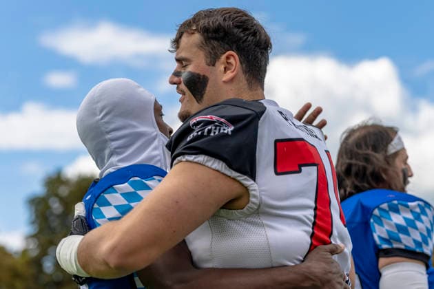 Julius Frenken (OL, Duesseldorf Panther, 74) mit Chris Lipsey (Allgaeu Comets, RB DB, 1) GER, Allgaeu Comets vs Duesseldorf Panther, American Football, GFL, Saison 2026, Week 16, 22.08.2026 GER, Allgaeu Comets vs Duesseldorf Panther, American Football, GFL, Saison 2026, Week 16, 22.08.2026 Kempten *** Julius Frenken, OL, Düsseldorf Panthers, 74, with Chris Lipsey, Allgäu Comets, RB, DB, 1 GER, Allgäu Comets vs. Düsseldorf Panthers, American Football, GFL, 2026 Season, Week 16, August 22, 2026 GER, Allgäu Comets vs. Düsseldorf Panthers, American Football, GFL, 2026 Season, Week 16, August 22, 2026 Kempten Copyright: xEibner-Pressefoto FlorianxWolfx EP_FWF
