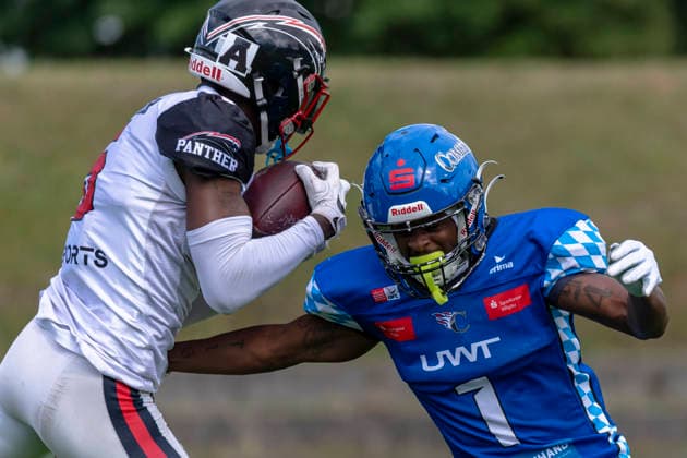 PIck von Dy™vonne Inyang (DB, Duesseldorf Panther, 5) vor Chris Lipsey (Allgaeu Comets, RB DB, 1) GER, Allgaeu Comets vs Duesseldorf Panther, American Football, GFL, Saison 2026, Week 16, 22.08.2026 GER, Allgaeu Comets vs Duesseldorf Panther, American Football, GFL, Saison 2026, Week 16, 22.08.2026 Kempten *** Interception by Dy™vonne Inyang, DB, Düsseldorf Panthers, 5 yards past Chris Lipsey, Allgäu Comets, RB DB, 1 GER, Allgäu Comets vs. Düsseldorf Panthers, American Football, GFL, 2026 Season, Week 16, August 22, 2026 GER, Allgäu Comets vs. Düsseldorf Panthers, American Football, GFL, 2026 Season, Week 16, August 22, 2026 Kempten Copyright: xEibner-Pressefoto FlorianxWolfx EP_FWF