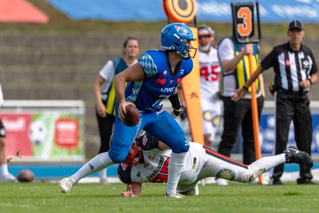 Gabriel Quigley (Allgaeu Comets, WR, 7) weicht Joop Hunnekens (DL, Duesseldorf Panther, 96) aus GER, Allgaeu Comets vs Duesseldorf Panther, American Football, GFL, Saison 2026, Week 16, 22.08.2026 GER, Allgaeu Comets vs Duesseldorf Panther, American Football, GFL, Saison 2026, Week 16, 22.08.2026 Kempten *** Gabriel Quigley, Allgäu Comets, WR, 7, dodges Joop Hunnekens, DL, Düsseldorf Panthers, 96, GER, Allgäu Comets vs. Düsseldorf Panthers, American Football, GFL, 2026 Season, Week 16, August 22, 2026 GER, Allgäu Comets vs. Düsseldorf Panthers, American Football, GFL, 2026 Season, Week 16, August 22, 2026 Kempten Copyright: xEibner-Pressefoto FlorianxWolfx EP_FWF