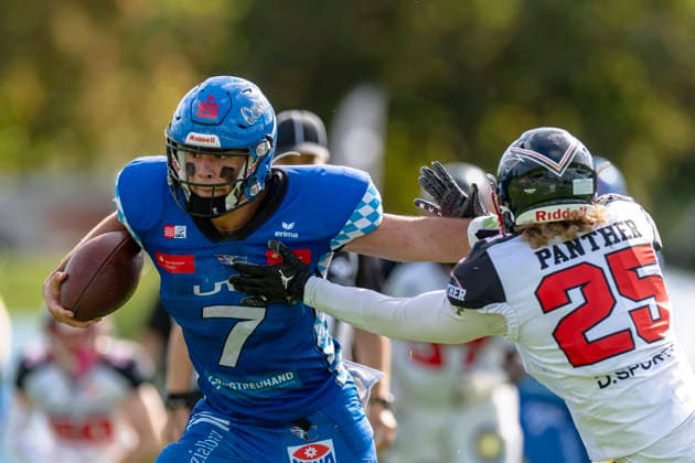 Gabriel Quigley (Allgaeu Comets, WR, 7) mit dem Stiff-Arm gegen Niclas Kerschgen (DB, Duesseldorf Panther, 25) GER, Allgaeu Comets vs Duesseldorf Panther, American Football, GFL, Saison 2026, Week 16, 22.08.2026 GER, Allgaeu Comets vs Duesseldorf Panther, American Football, GFL, Saison 2026, Week 16, 22.08.2026 Kempten *** Gabriel Quigley, Allgäu Comets, WR, No. 7, using a stiff arm against Niclas Kerschgen, DB, Düsseldorf Panthers, No. 25, GER, Allgäu Comets vs. Düsseldorf Panthers, American football, GFL, 2026 season, Week 16, August 22, 2026 GER, Allgäu Comets vs. Düsseldorf Panthers, American Football, GFL, 2026 Season, Week 16, August 22, 2026 Kempten Copyright: xEibner-Pressefoto FlorianxWolfx EP_FWF