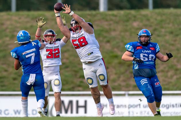 Gabriel Quigley (Allgaeu Comets, WR, 7) mit Vincent Woywod (DB, Duesseldorf Panther, 32) und Kelvin Schmidt (DL, Duesseldorf Panther, 58) GER, Allgaeu Comets vs Duesseldorf Panther, American Football, GFL, Saison 2026, Week 16, 22.08.2026 GER, Allgaeu Comets vs Duesseldorf Panther, American Football, GFL, Saison 2026, Week 16, 22.08.2026 Kempten *** Gabriel Quigley, Allgäu Comets, WR, 7, with Vincent Woywod, DB, Düsseldorf Panthers, 32, and Kelvin Schmidt, DL, Düsseldorf Panthers, 58 GER, Allgäu Comets vs. Düsseldorf Panthers, American Football, GFL, 2026 Season, Week 16, August 22, 2026 GER, Allgäu Comets vs. Düsseldorf Panthers, American Football, GFL, 2026 Season, Week 16, August 22, 2026 Kempten Copyright: xEibner-Pressefoto FlorianxWolfx EP_FWF