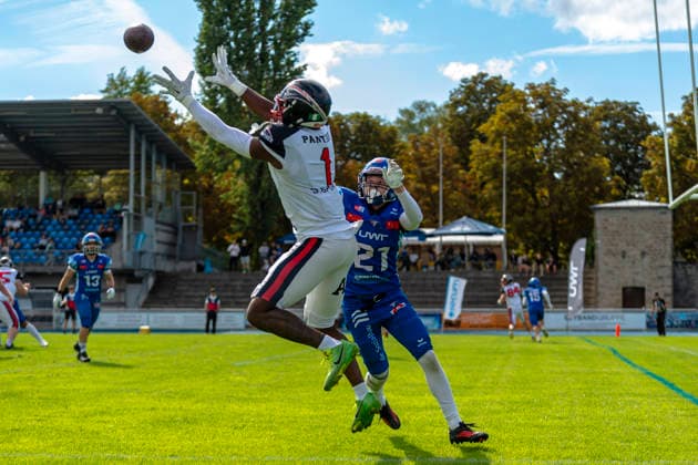 Touchdown James Okike (WR, Duesseldorf Panther, 1) vor Silas Arnold (Allgaeu Comets, CB, 21) GER, Allgaeu Comets vs Duesseldorf Panther, American Football, GFL, Saison 2026, Week 16, 22.08.2026 GER, Allgaeu Comets vs Duesseldorf Panther, American Football, GFL, Saison 2026, Week 16, 22.08.2026 Kempten *** Touchdown by James Okike, WR, Düsseldorf Panthers, 1, ahead of Silas Arnold, Allgäu Comets, CB, 21, GER, Allgäu Comets vs. Düsseldorf Panthers, American Football, GFL, 2026 Season, Week 16, August 22, 2026 GER, Allgäu Comets vs. Düsseldorf Panthers, American Football, GFL, 2026 Season, Week 16, August 22, 2026 Kempten Copyright: xEibner-Pressefoto FlorianxWolfx EP_FWF