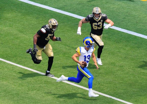 August 22, 2026, Inglewood, California, USA: 13 Stetson Bennett IV, QB of the Los Angeles Rams runs for a touchdown past 47 Jackson Sirmon, LB of the New Orleans Saints during a preseason NFL, American Football Herren, USA game on Saturday August 22, 2026 at SoFi Stadium in Inglewood, California. JAVIER ROJAS PI Inglewood USA - ZUMAp124 20260822_zaa_p124_019 Copyright: xJavierxRojasx