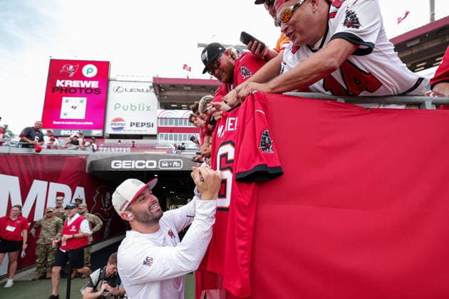 Aug 22, 2026; Tampa, Florida, USA; Tampa Bay Buccaneers quarterback Baker Mayfield (6) signs autographs for fans before an NFL, American Football Herren, USA game between the Kansas City Chiefs and Tampa Bay Buccaneers at Raymond James Stadium in Tampa, Florida. Mandatory Credit: Taylor McFee-Cal Media Tampa USA - ZUMAc04_ 20260822_zma_c04_138 Copyright: xTaylorxMcfeex