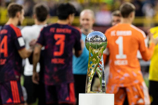 Franz-Beckenbauer-Supercup 2026: Borussia Dortmund - FC Bayern München; 22.08.2026 Pokal steht auf dem Spielfeld vor dem Spielbeginn. Auf dem Hintergrund sind unscharf die Spieler von FC Bayern München zu sehen. Franz-Beckenbauer-Supercup 2026: Borussia Dortmund - FC Bayern München; Signal Iduna Park, Dortmund; 22.08.2026 *** Franz Beckenbauer Super Cup 2026: Borussia Dortmund vs. FC Bayern Munich, August 22, 2026. The trophy is on the field before kickoff. In the background, the FC Bayern Munich players can be seen out of focus. Franz Beckenbauer Super Cup 2026: Borussia Dortmund vs. FC Bayern Munich, Signal Iduna Park, Dortmund, August 22, 2026 Copyright: xBEAUTIFULxSPORTS Buriakovx