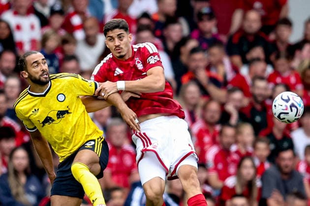 Nottingham Forest v Leeds United, Premier League Leeds United forward Dominic Calvert-Lewin (9) battles for possession withNottingham Forest defender Jair Cunha (23) during the Premier League match between Nottingham Forest and Leeds United at the City Ground, Nottingham, UK on 22 August 2026. Nottingham City Ground Nottinghamshire UK Editorial use only DataCo restrictions apply See www.football-dataco.com , Copyright: xManjitxNarotrax PSI-24717-0060