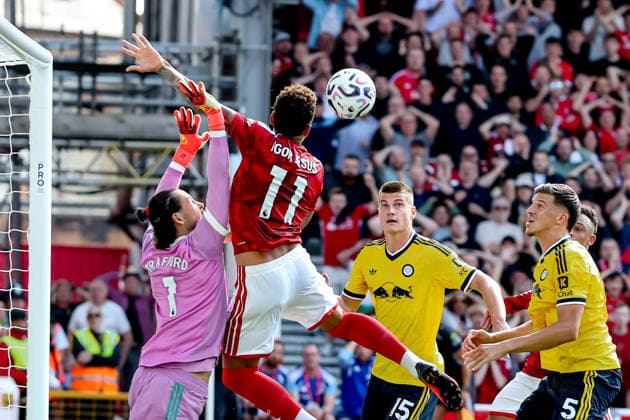 Nottingham Forest v Leeds United, Premier League Nottingham Forest forward Igor Jesus (11) battles for ball with Leeds United goalkeeper James Trafford (1) during the Premier League match between Nottingham Forest and Leeds United at the City Ground, Nottingham, UK on 22 August 2026. Nottingham City Ground Nottinghamshire UK Editorial use only DataCo restrictions apply See www.football-dataco.com , Copyright: xManjitxNarotrax PSI-24717-0219